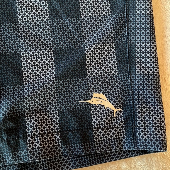 Fabulous blue check Tommy Bahama size36 shorts - Picture 2 of 4